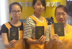 饶平月嫂培训学校的老师都通过了严格的考试培训